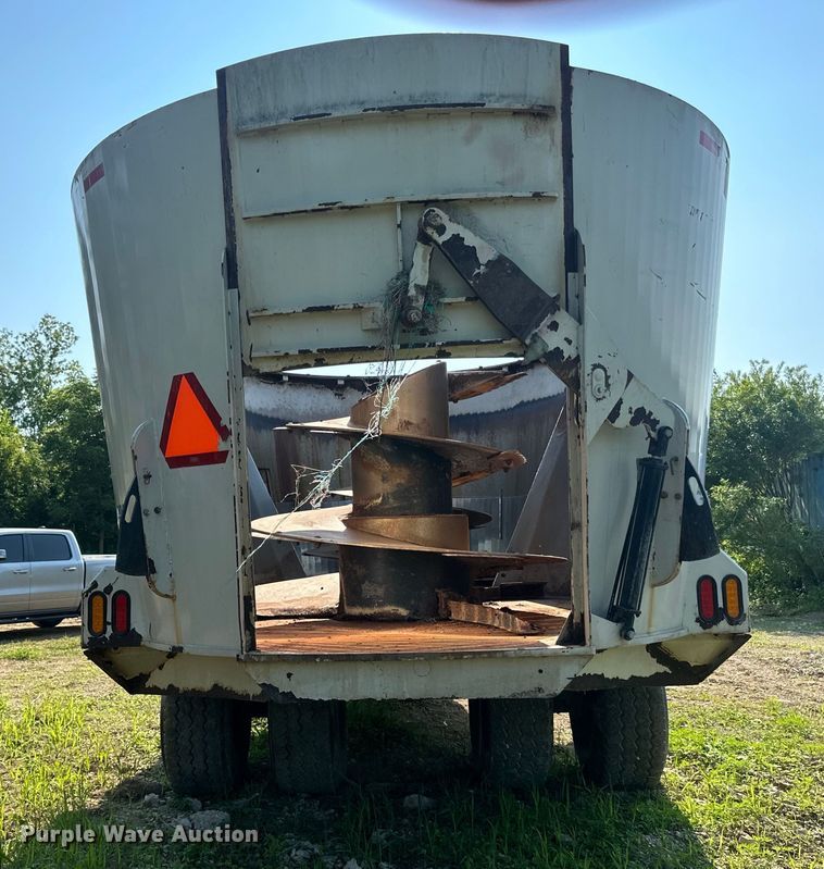 image for item DP8426 Kuhn Knight VTC 1100 feed mixer