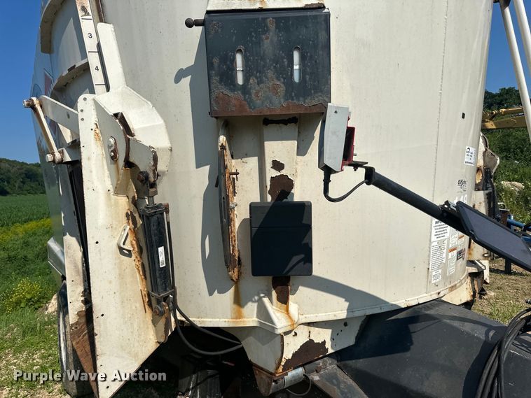 image for item DP8426 Kuhn Knight VTC 1100 feed mixer