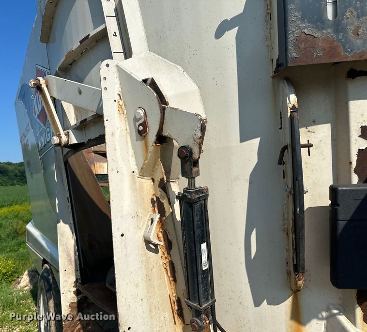 image for item DP8426 Kuhn Knight VTC 1100 feed mixer