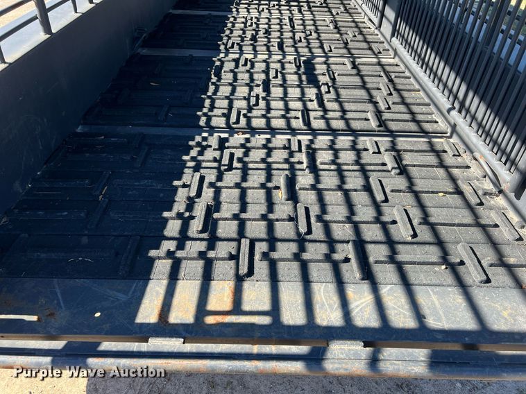 image for item DQ2324 1998 Gooseneck  B8B1 livestock trailer