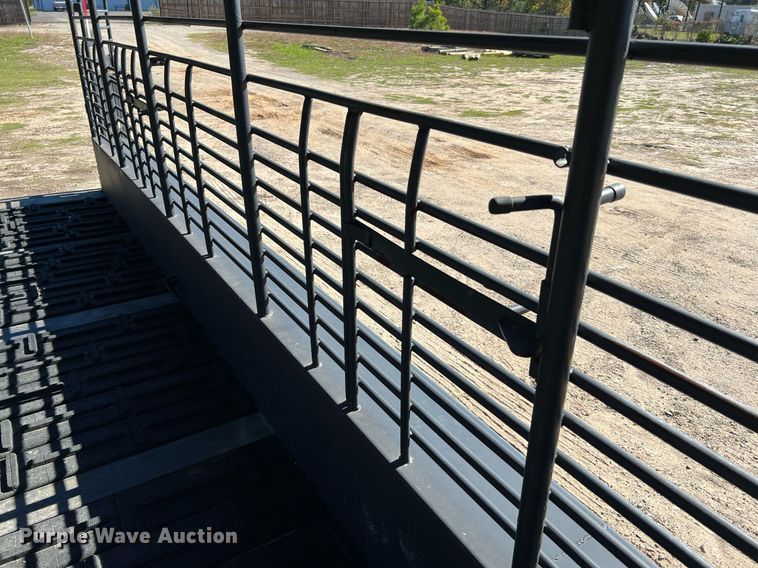 image for item DQ2324 1998 Gooseneck  B8B1 livestock trailer