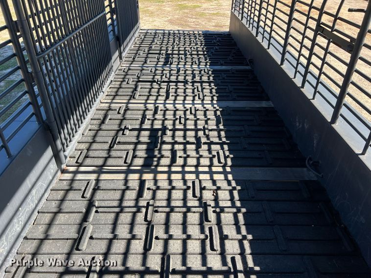 image for item DQ2324 1998 Gooseneck  B8B1 livestock trailer