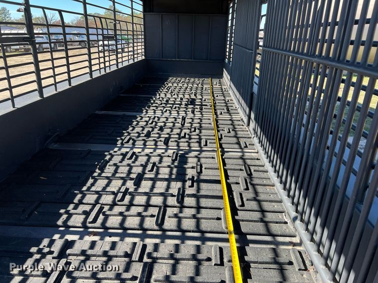 image for item DQ2324 1998 Gooseneck  B8B1 livestock trailer