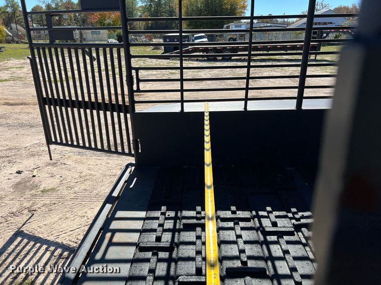 image for item DQ2324 1998 Gooseneck  B8B1 livestock trailer