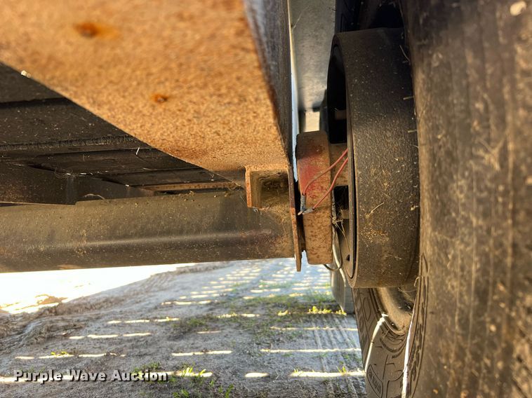 image for item DQ2324 1998 Gooseneck  B8B1 livestock trailer