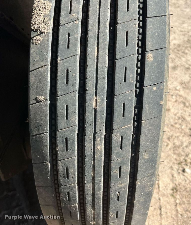 image for item DQ2324 1998 Gooseneck  B8B1 livestock trailer