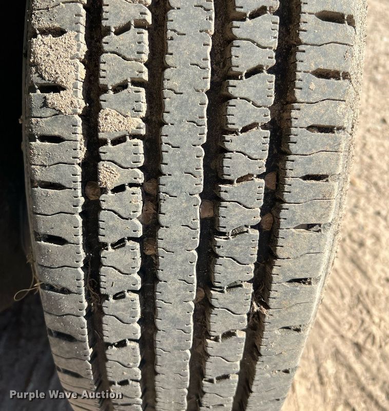 image for item DQ2324 1998 Gooseneck  B8B1 livestock trailer