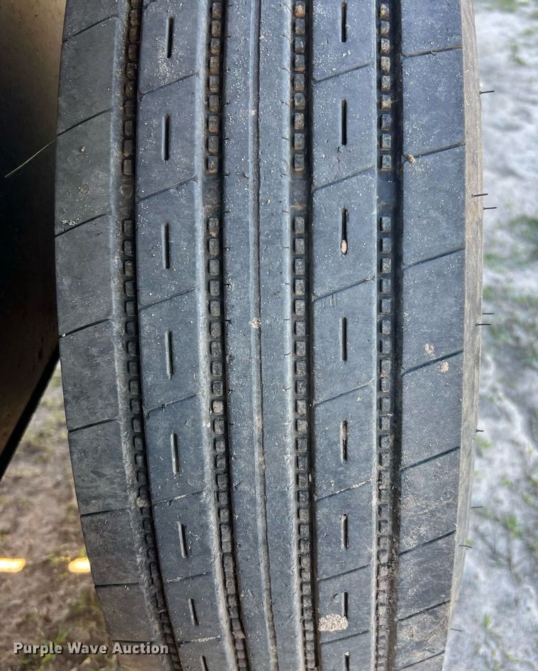 image for item DQ2324 1998 Gooseneck  B8B1 livestock trailer