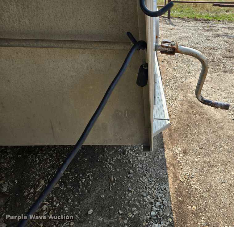 image for item DQ4441 2000 Featherlite 8541 livestock trailer