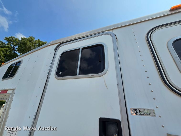 image for item DQ4441 2000 Featherlite 8541 livestock trailer