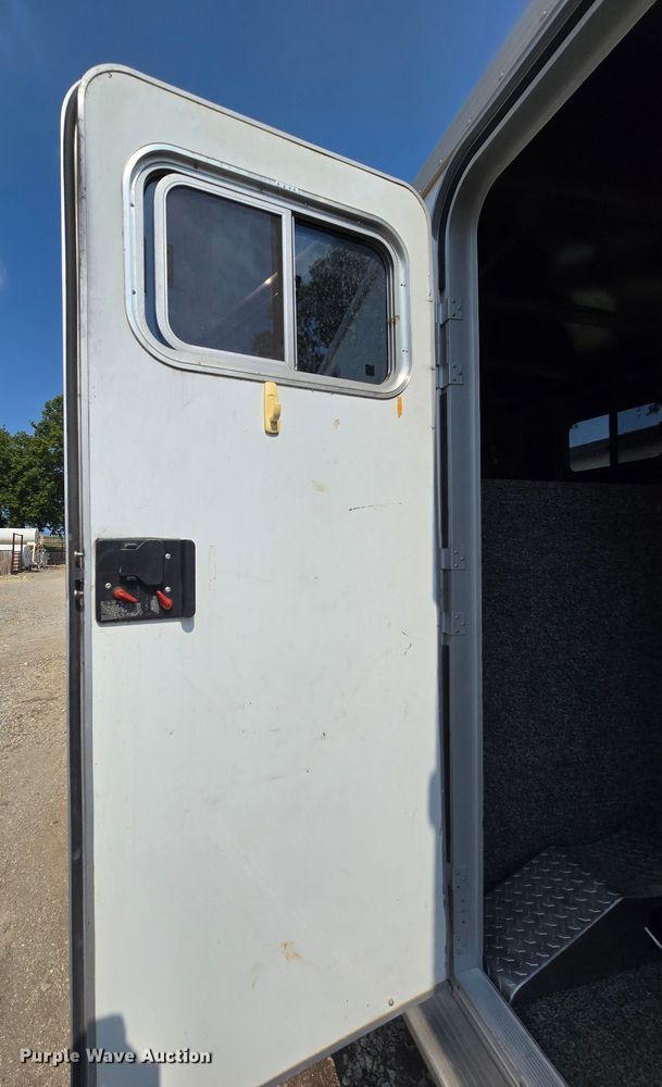 image for item DQ4441 2000 Featherlite 8541 livestock trailer