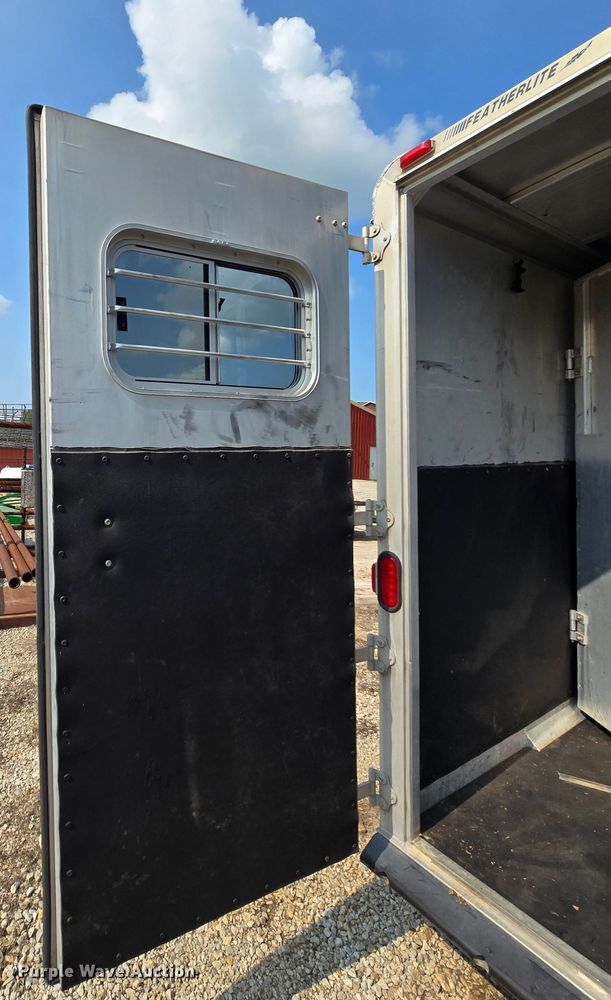 image for item DQ4441 2000 Featherlite 8541 livestock trailer