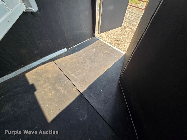 image for item DQ4441 2000 Featherlite 8541 livestock trailer