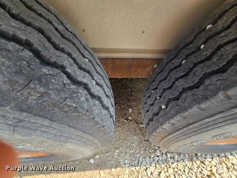 image for item DQ4441 2000 Featherlite 8541 livestock trailer