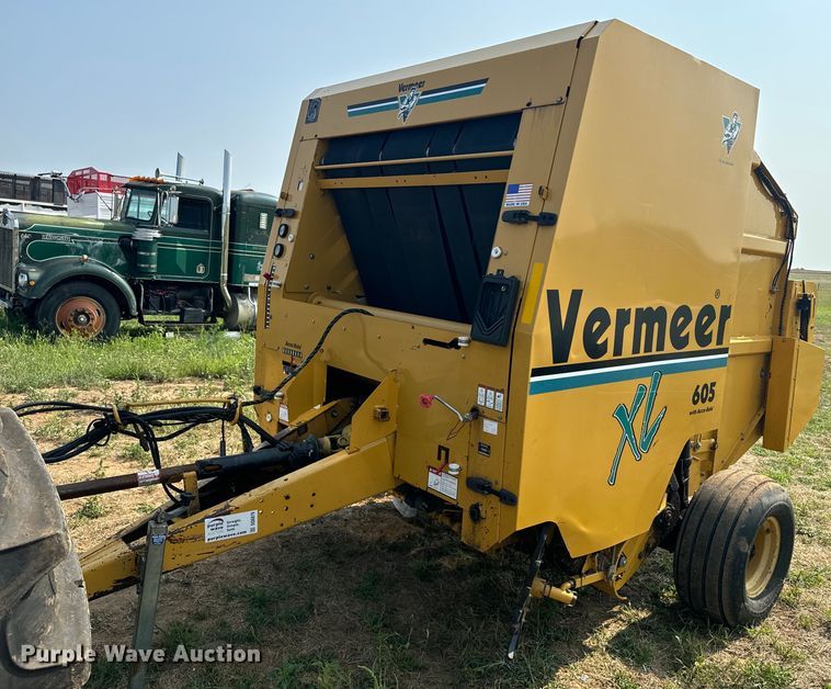 image for item DQ6879 2001 Vermeer 605XL round baler