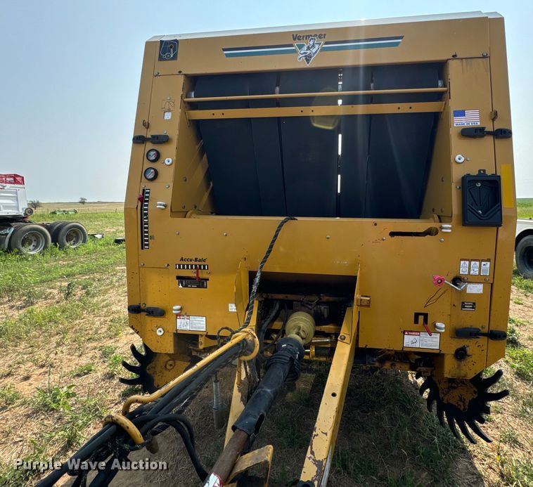 image for item DQ6879 2001 Vermeer 605XL round baler