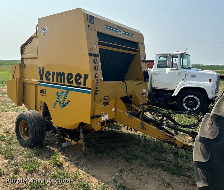 image for item DQ6879 2001 Vermeer 605XL round baler
