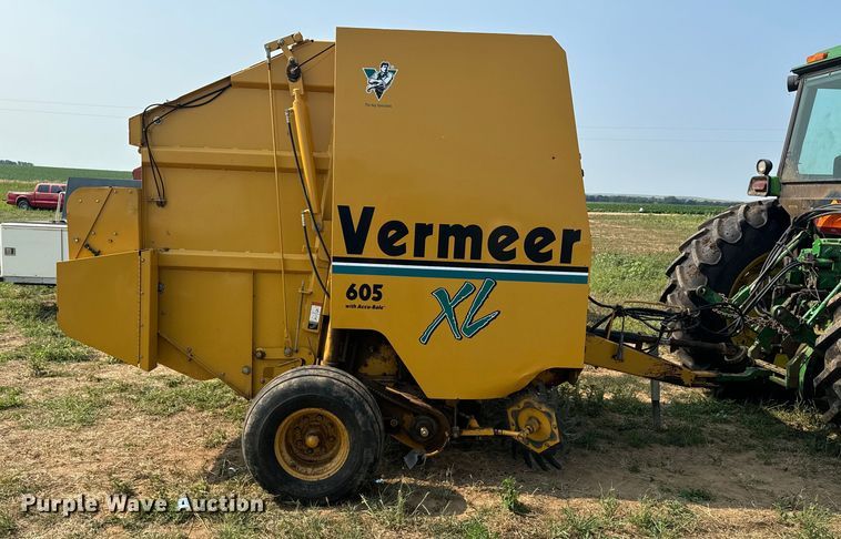 image for item DQ6879 2001 Vermeer 605XL round baler