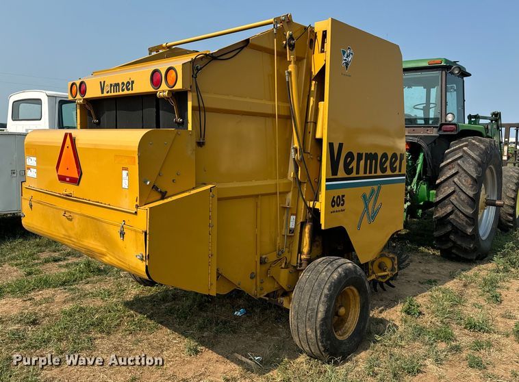 image for item DQ6879 2001 Vermeer 605XL round baler