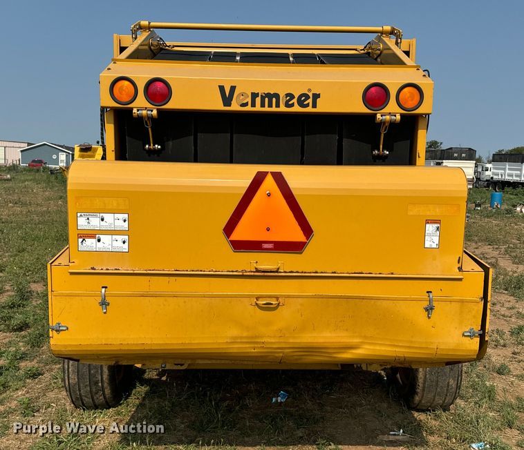 image for item DQ6879 2001 Vermeer 605XL round baler