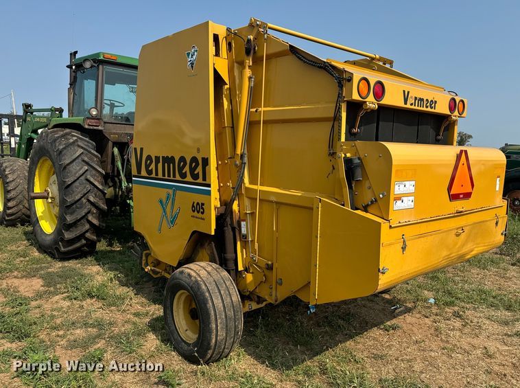 image for item DQ6879 2001 Vermeer 605XL round baler