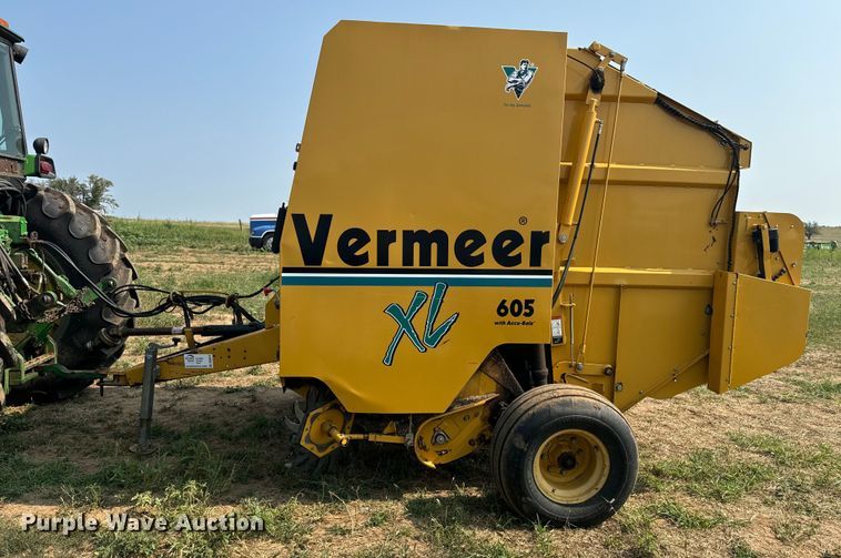 image for item DQ6879 2001 Vermeer 605XL round baler