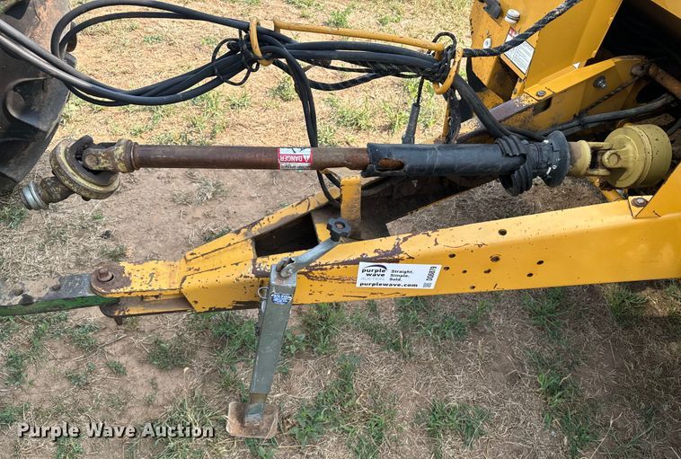 image for item DQ6879 2001 Vermeer 605XL round baler