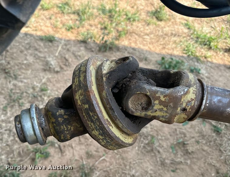 image for item DQ6879 2001 Vermeer 605XL round baler