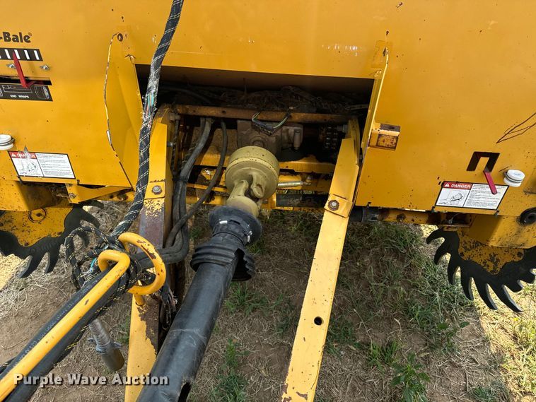 image for item DQ6879 2001 Vermeer 605XL round baler