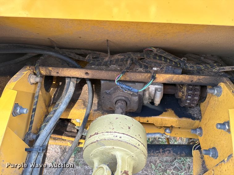 image for item DQ6879 2001 Vermeer 605XL round baler