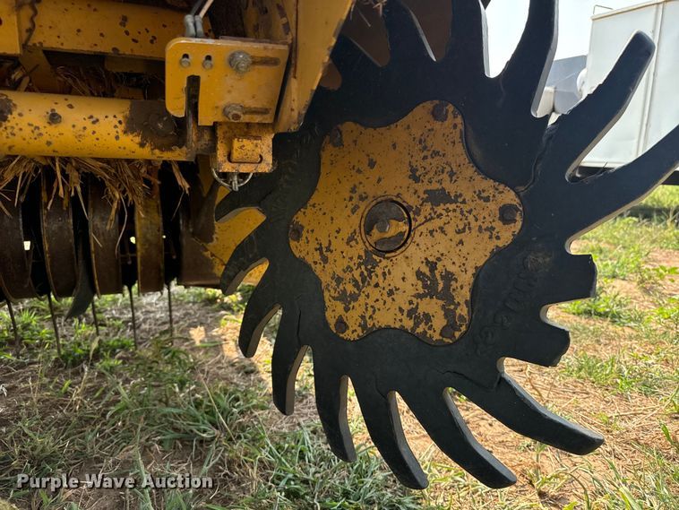 image for item DQ6879 2001 Vermeer 605XL round baler