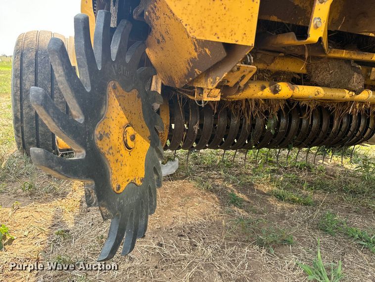 image for item DQ6879 2001 Vermeer 605XL round baler