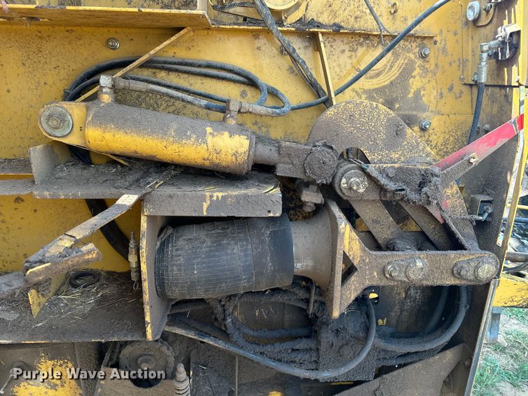 image for item DQ6879 2001 Vermeer 605XL round baler