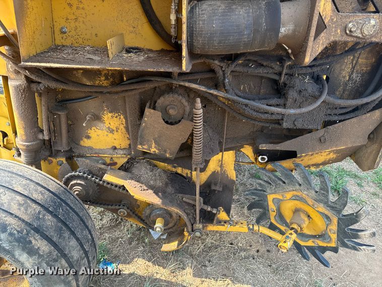 image for item DQ6879 2001 Vermeer 605XL round baler