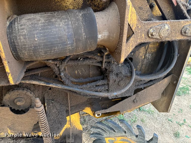 image for item DQ6879 2001 Vermeer 605XL round baler