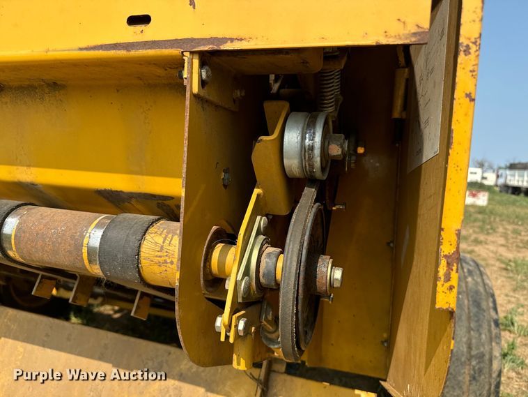 image for item DQ6879 2001 Vermeer 605XL round baler