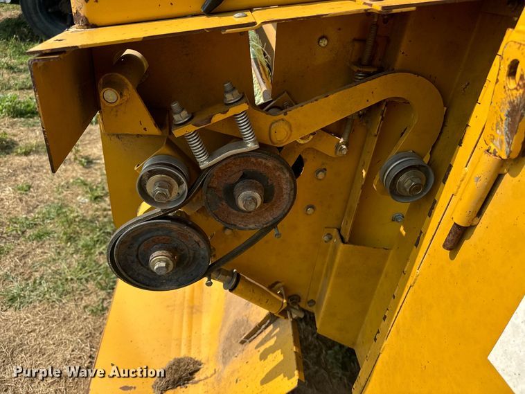 image for item DQ6879 2001 Vermeer 605XL round baler