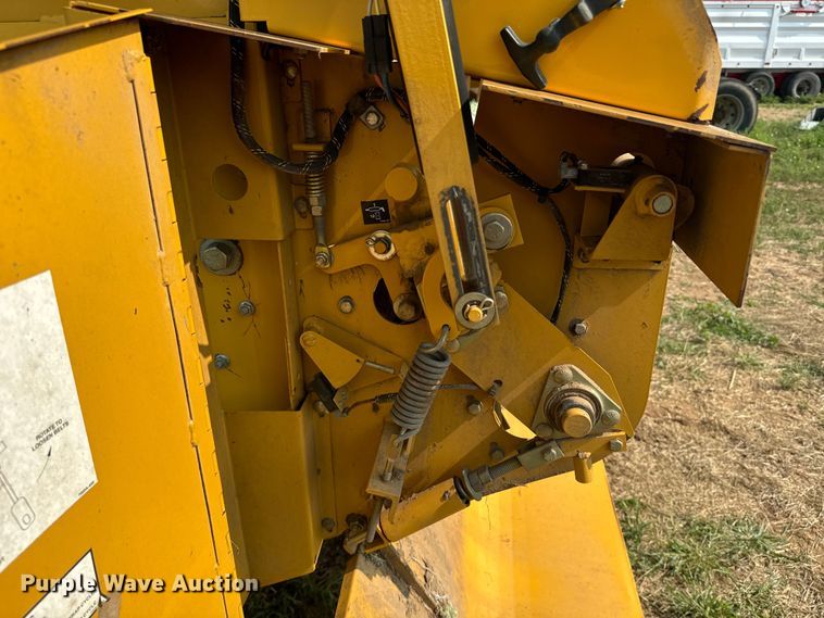 image for item DQ6879 2001 Vermeer 605XL round baler
