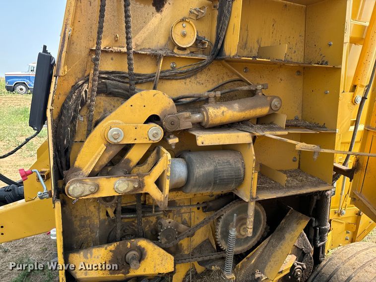 image for item DQ6879 2001 Vermeer 605XL round baler