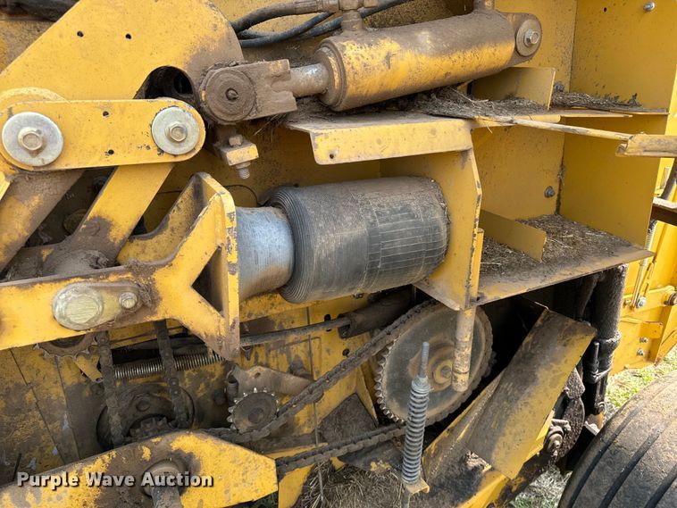 image for item DQ6879 2001 Vermeer 605XL round baler