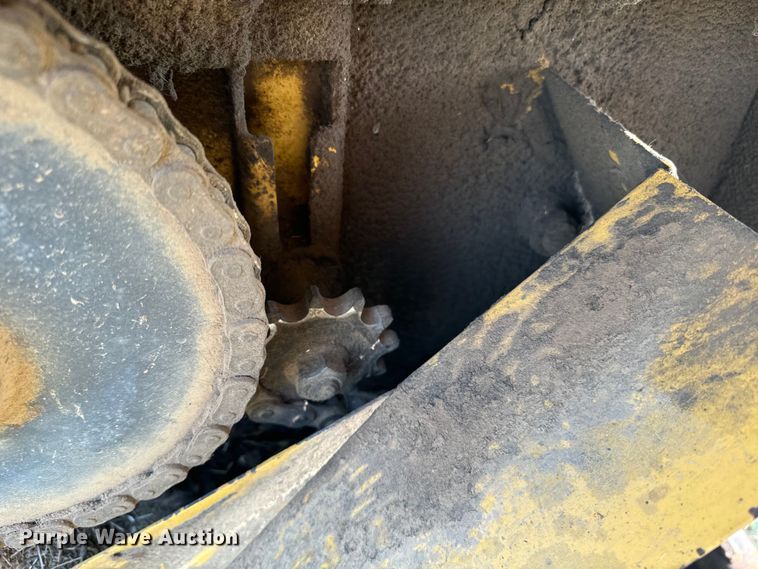 image for item DQ6879 2001 Vermeer 605XL round baler