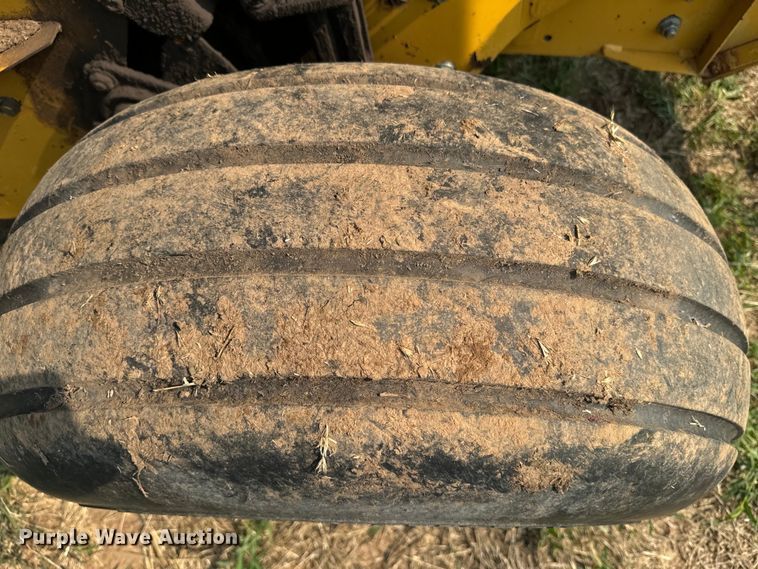 image for item DQ6879 2001 Vermeer 605XL round baler