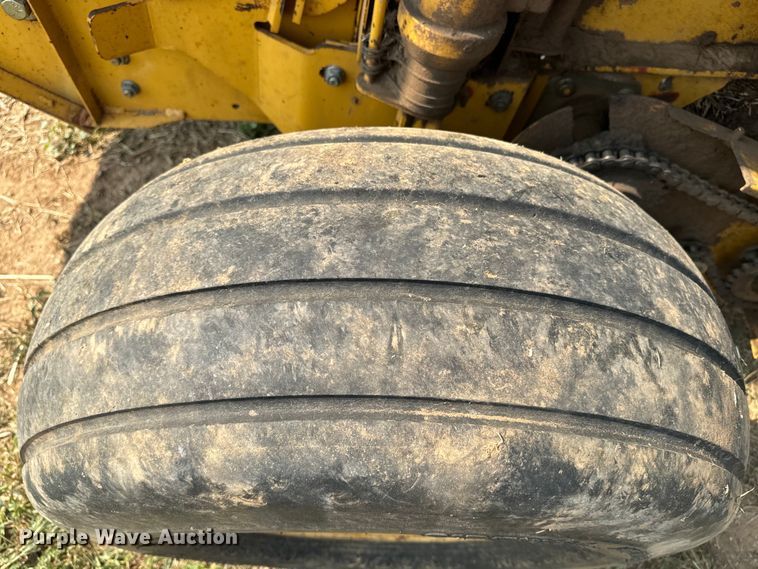 image for item DQ6879 2001 Vermeer 605XL round baler