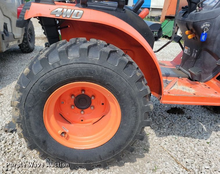 image for item DR4323 Kubota B2320 MFWD tractor
