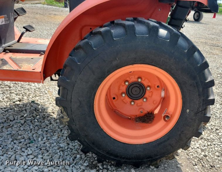 image for item DR4323 Kubota B2320 MFWD tractor