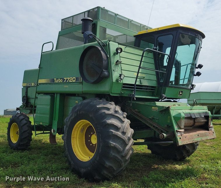 image for item DR4325 1984 John Deere Turbo 7720 combine
