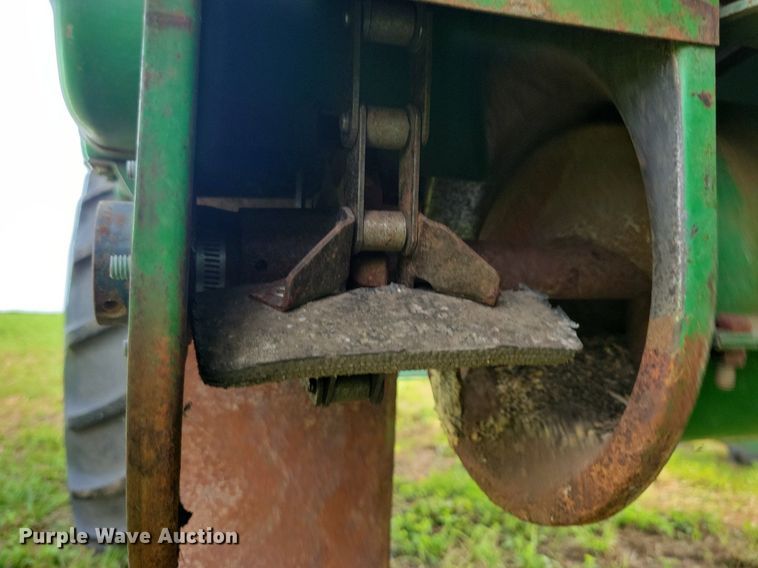 image for item DR4325 1984 John Deere Turbo 7720 combine