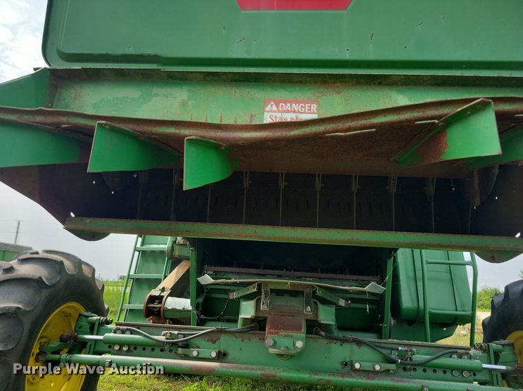 image for item DR4325 1984 John Deere Turbo 7720 combine