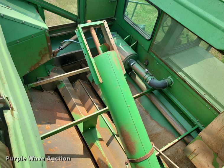 image for item DR4325 1984 John Deere Turbo 7720 combine