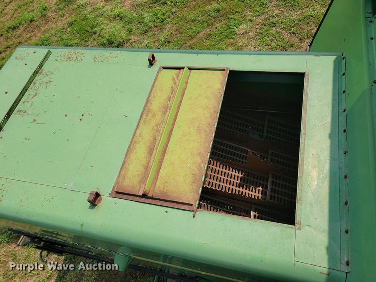 image for item DR4325 1984 John Deere Turbo 7720 combine